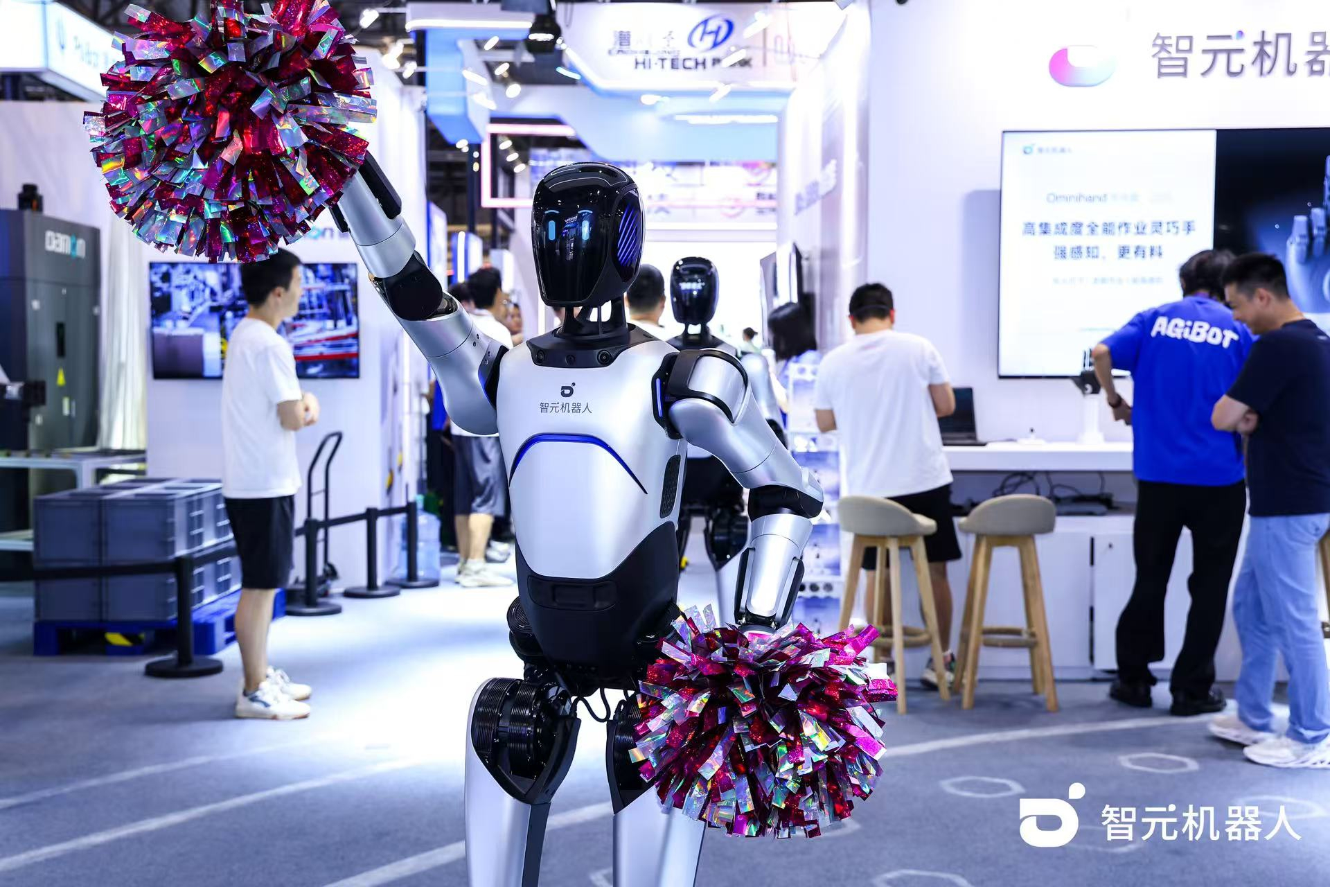 leyu.com乐鱼机器人 WAIC 首日展台火爆，机器人家族集体打工忙不停